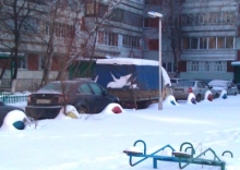 Во дворах стоят грузовики и автобусы